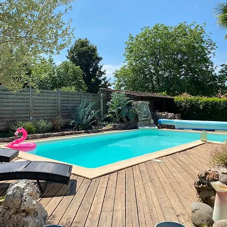 Rum i privatbostad Belle Avec Piscine Et Jacuzzi