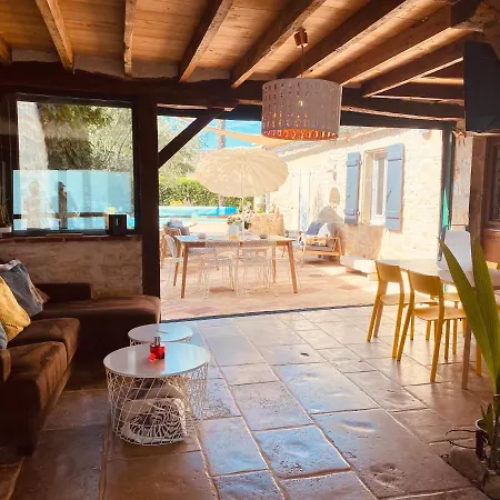 Rum i privatbostad Belle Avec Piscine Et Jacuzzi *